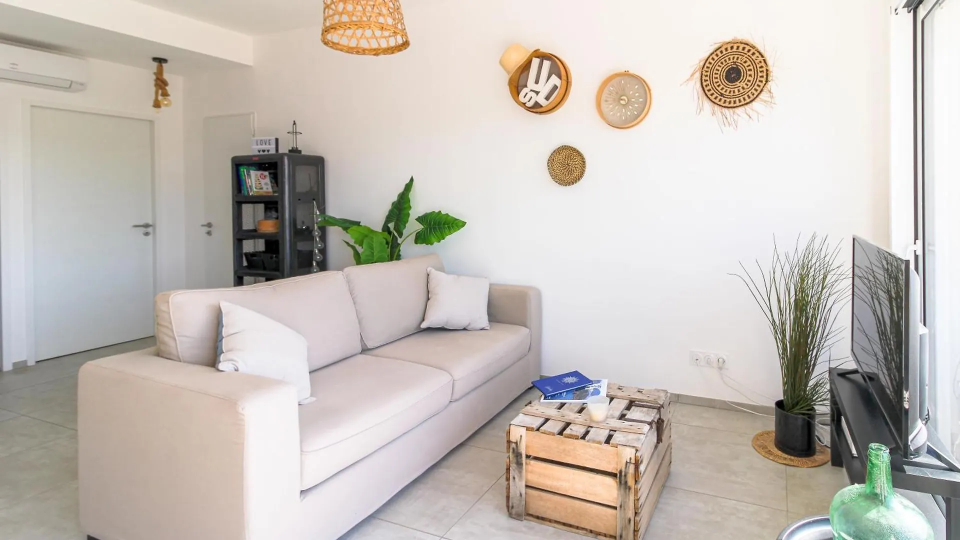 Select'Sohome: Central Lavandou Apartment with Terrace and Parking Le Lavandou