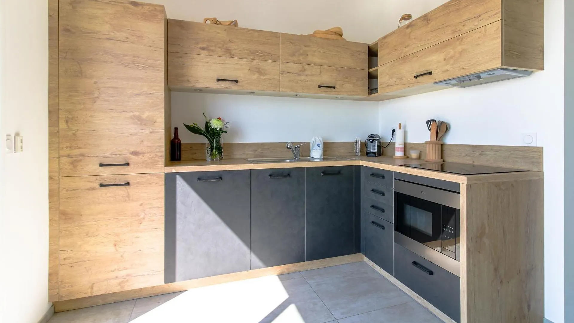 Select\'Sohome - Appartement Pour 4 Personnes Au Centre-Ville Du Lavandou - Grande Terrasse, Parking Prive - Flo-07 contacts