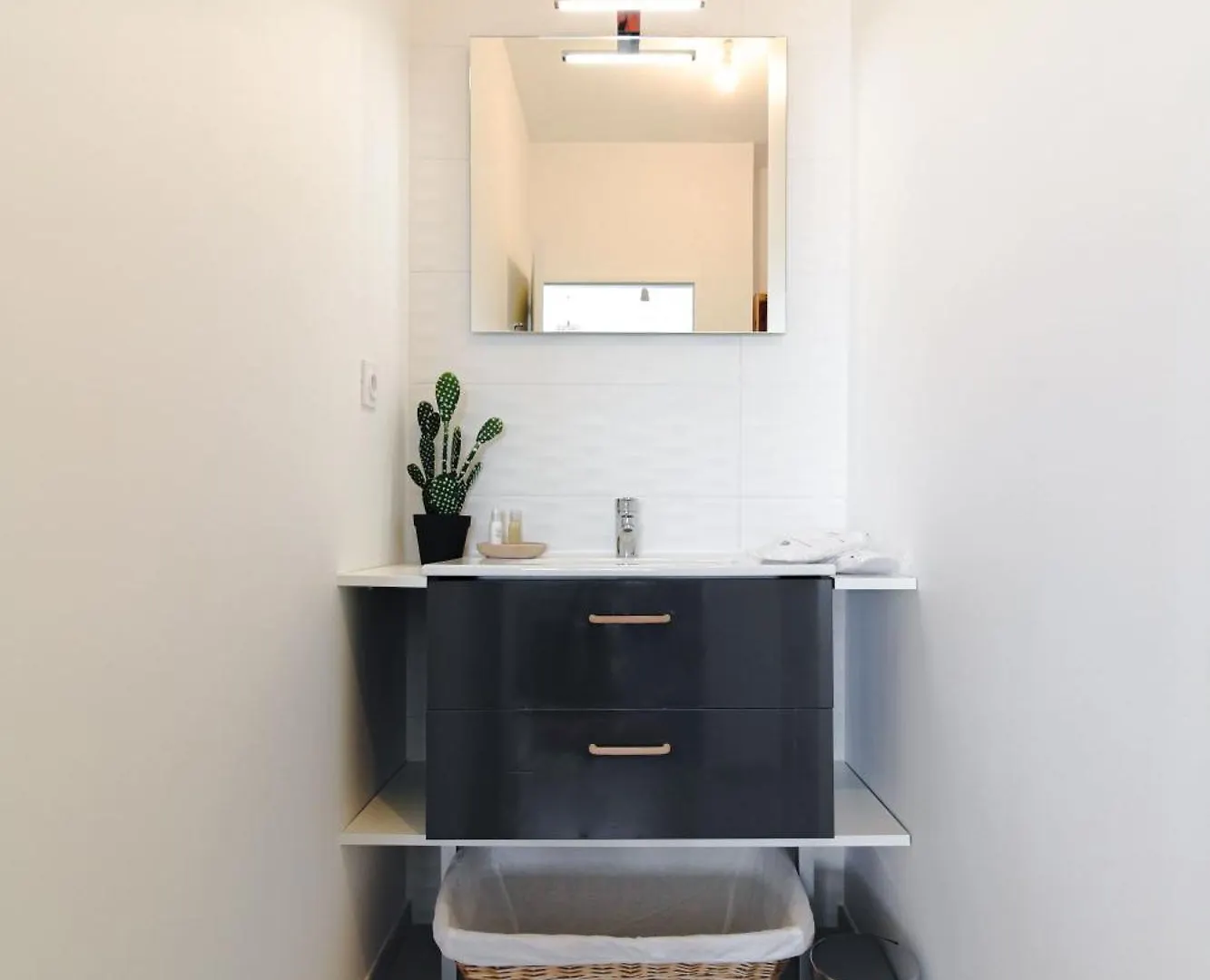 Select'Sohome: Central Lavandou Apartment with Terrace and Parking Le Lavandou