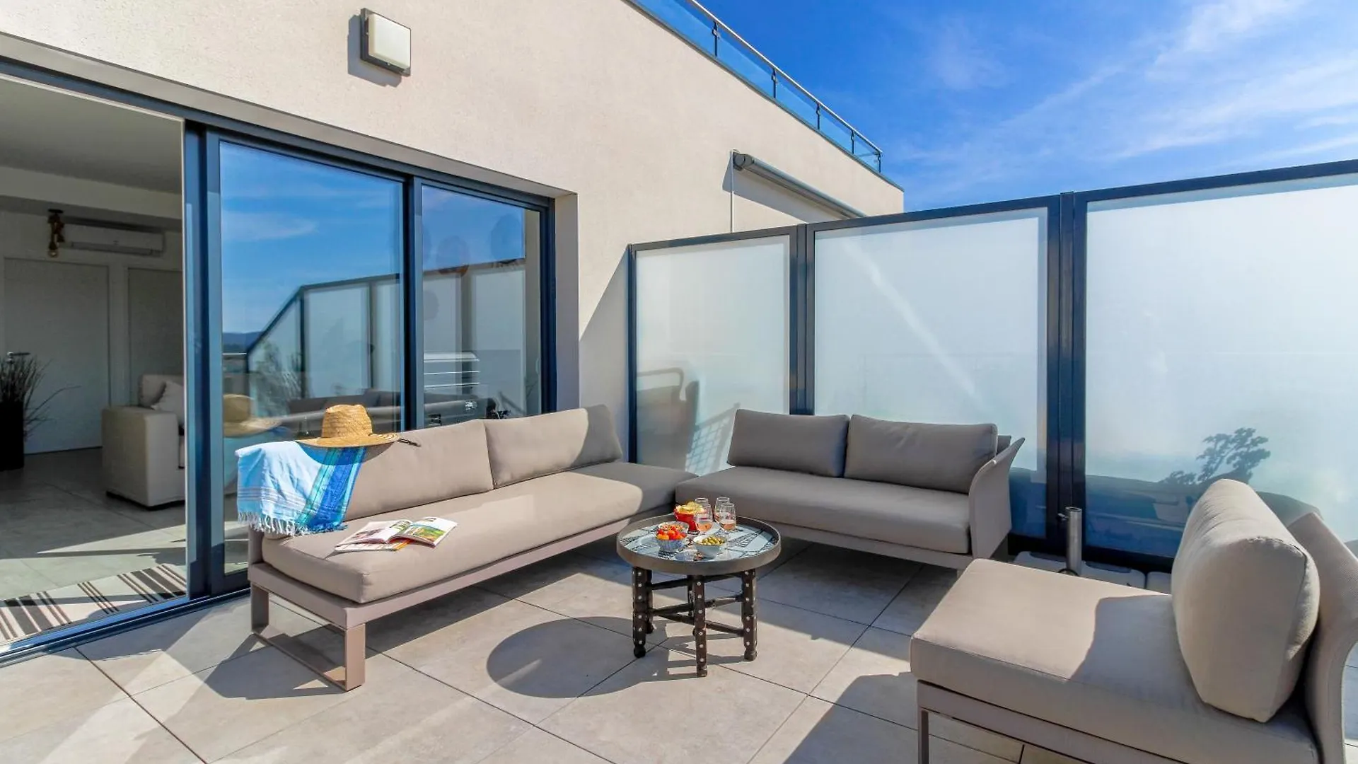 Select'Sohome: Central Lavandou Apartment with Terrace and Parking Le Lavandou 0*,  France